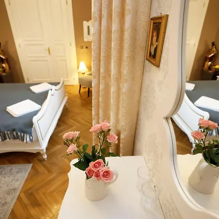 Villabaroque_eger לינה וארוחת בוקר 3*