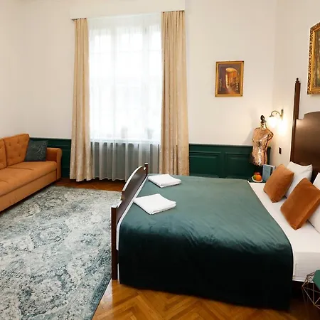 לינה וארוחת בוקר Villabaroque_eger 3*