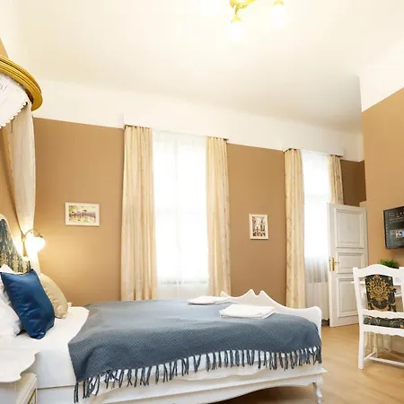 לינה וארוחת בוקר Villabaroque_eger 3*